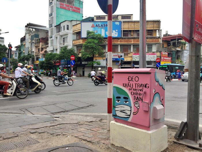 Bốt điện ở Hà Nội khoác lên mình 'áo mới' tôn vinh các 'chiến binh áo trắng' chống dịch Covid-19