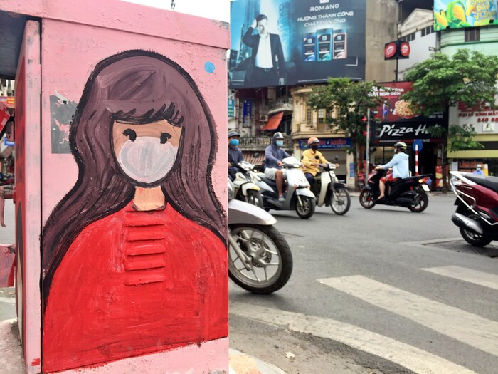 Bốt điện ở Hà Nội khoác lên mình 'áo mới' tôn vinh các 'chiến binh áo trắng' chống dịch Covid-19