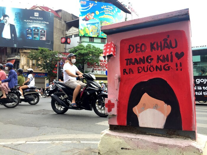 Bốt điện ở Hà Nội khoác lên mình 'áo mới' tôn vinh các 'chiến binh áo trắng' chống dịch Covid-19