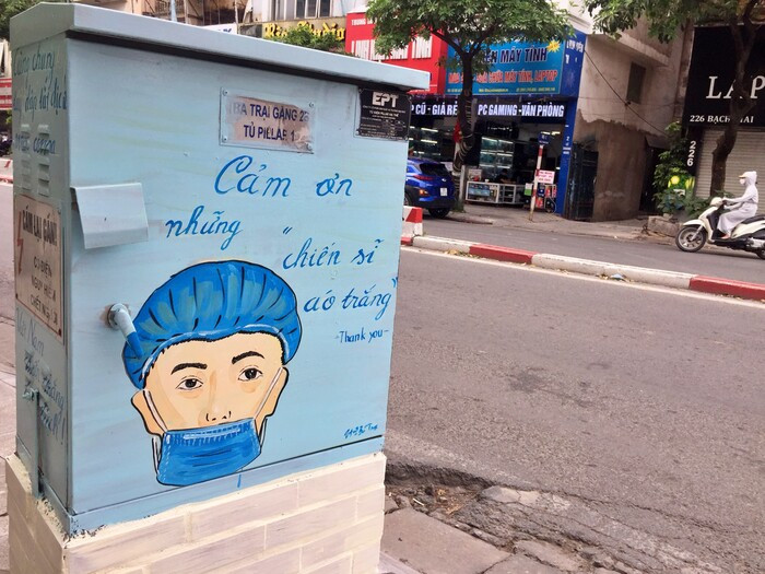 Bốt điện ở Hà Nội khoác lên mình 'áo mới' tôn vinh các 'chiến binh áo trắng' chống dịch Covid-19