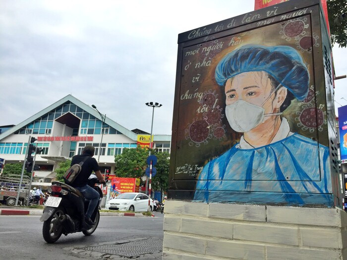 Bốt điện ở Hà Nội khoác lên mình 'áo mới' tôn vinh các 'chiến binh áo trắng' chống dịch Covid-19