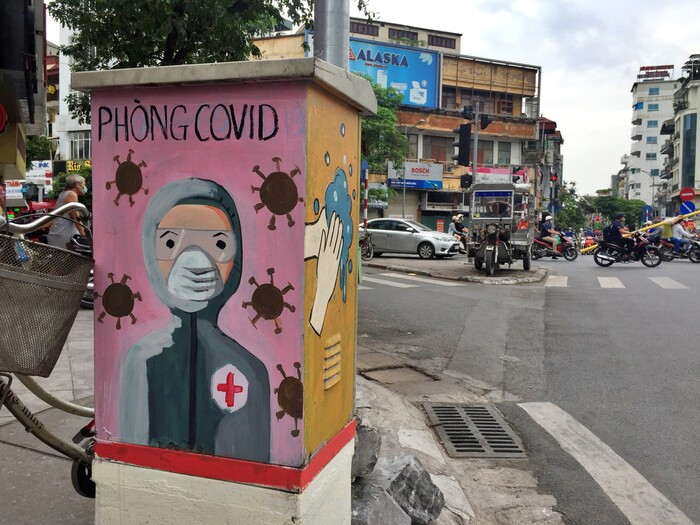 Bốt điện ở Hà Nội khoác lên mình 'áo mới' tôn vinh các 'chiến binh áo trắng' chống dịch Covid-19