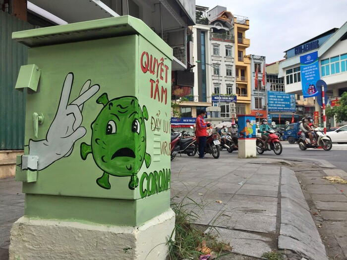 Bốt điện ở Hà Nội khoác lên mình 'áo mới' tôn vinh các 'chiến binh áo trắng' chống dịch Covid-19