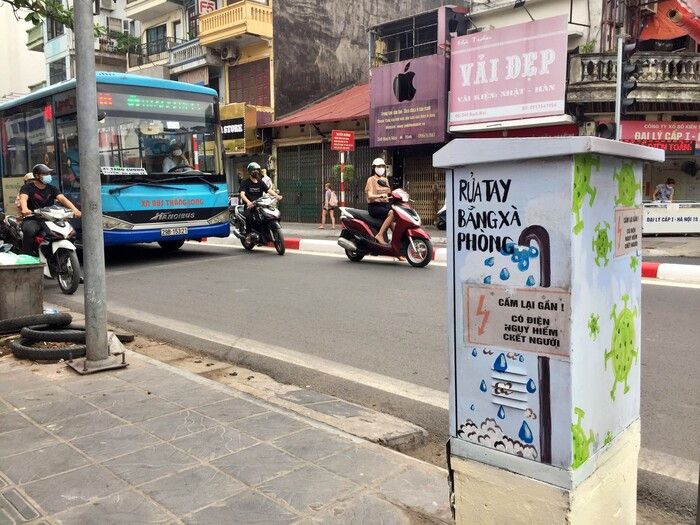 Bốt điện ở Hà Nội khoác lên mình 'áo mới' tôn vinh các 'chiến binh áo trắng' chống dịch Covid-19