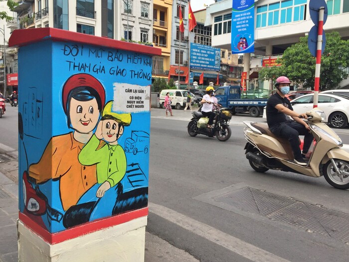 Bốt điện ở Hà Nội khoác lên mình 'áo mới' tôn vinh các 'chiến binh áo trắng' chống dịch Covid-19