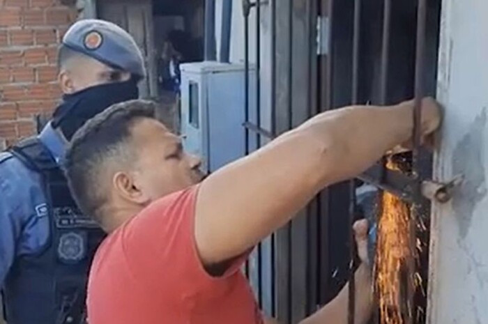 7 đứa trẻ đói khát, không quần áo bị nhốt trong căn nhà nhếch nhác, câu chuyện thật phía sau gây sốc