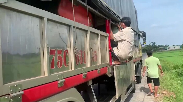 8 người trốn trong thùng xe tải nhằm vượt chốt kiểm soát y tế
