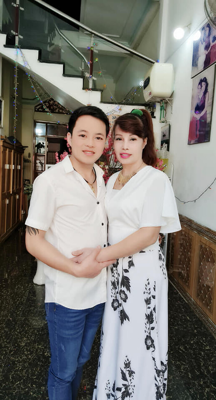Cuộc sống hôn nhân êm đềm của 'cô dâu 62 tuổi' Thu Sao và chồng trẻ hiện tại