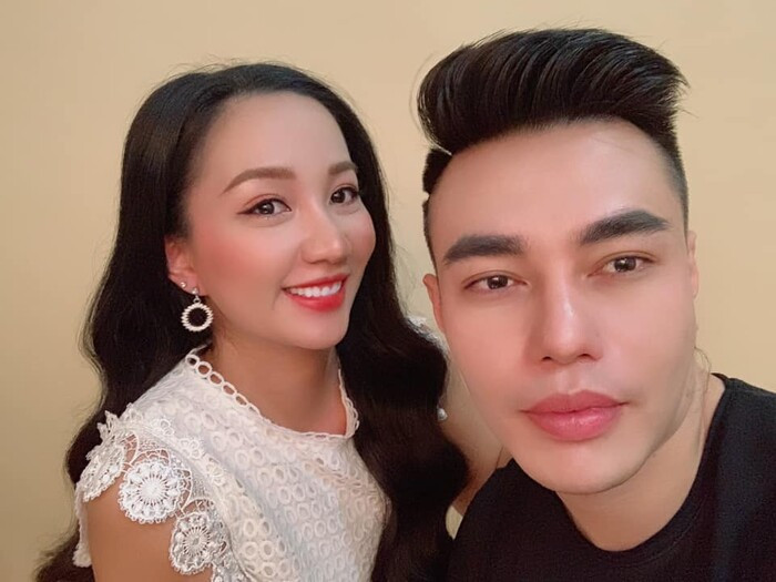 Sau lùm xùm bán hàng giả, vợ Lê Dương Bảo Lâm vẫn đi từ thiện, livestream bình thường như chưa có gì xảy