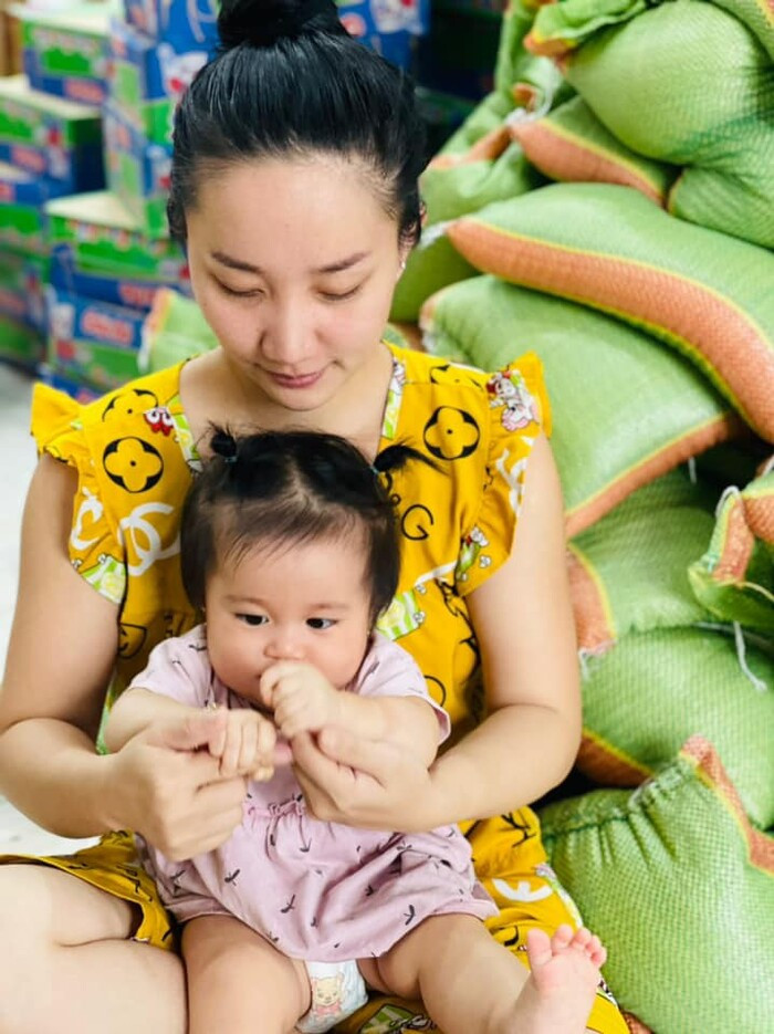 Sau lùm xùm bán hàng giả, vợ Lê Dương Bảo Lâm vẫn đi từ thiện, livestream bình thường như chưa có gì xảy