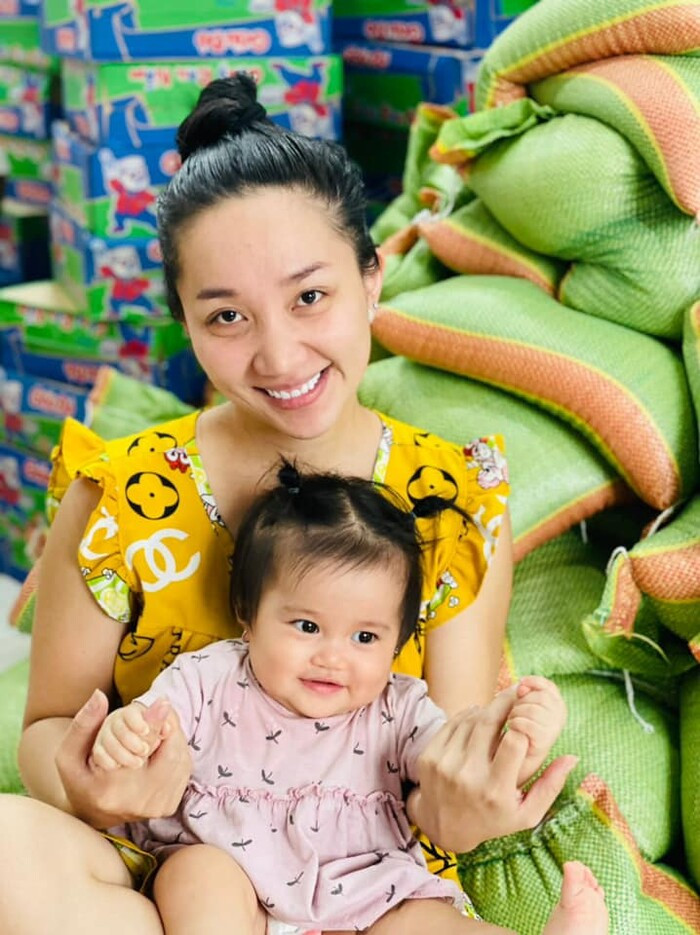 Sau lùm xùm bán hàng giả, vợ Lê Dương Bảo Lâm vẫn đi từ thiện, livestream bình thường như chưa có gì xảy