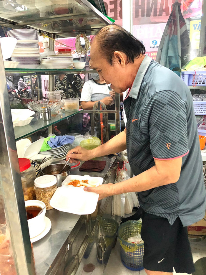 Nghệ sĩ Duy Phương: 'Ăn chay trường mười mấy năm, tôi đâu phải xin tiền khán giả để ăn sung mặc sướng'