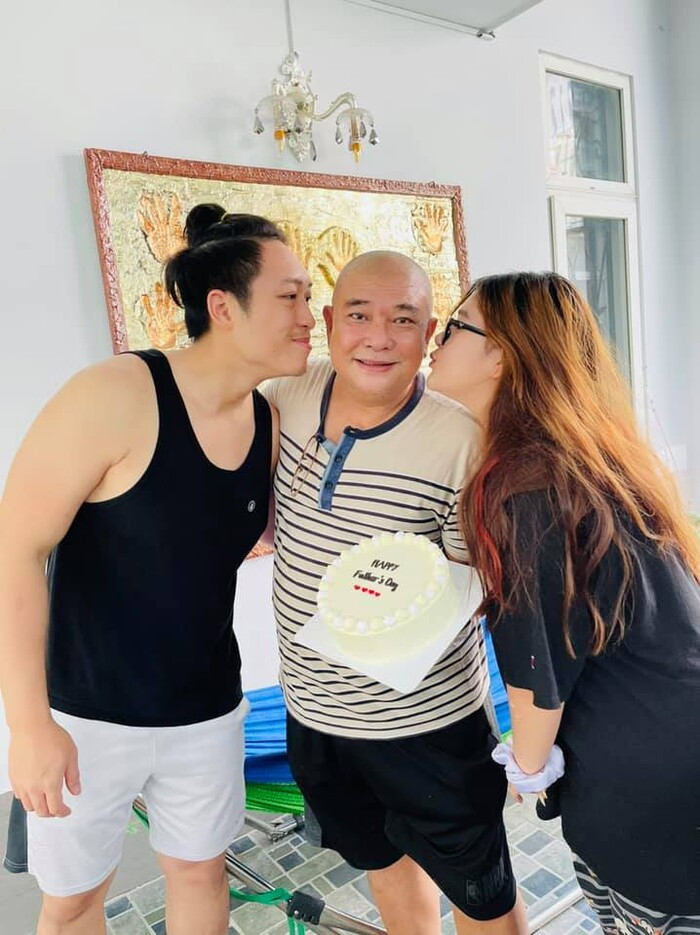 NS Hồng Vân đăng ảnh bên gia đình sau lùm xùm, netizen chỉ chú ý đến chàng 'quý tử' điển trai