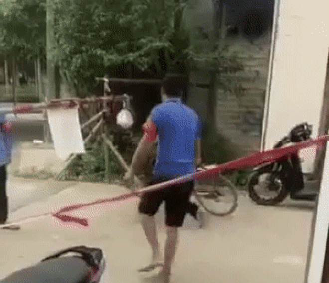 Clip: Bà cô đi xe đạp đòi thông chốt kiểm dịch, 'liều chết' với lực lượng chức năng Ảnh 2