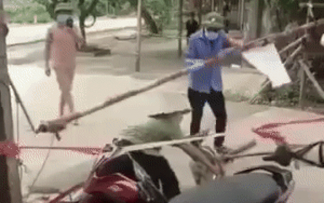 Clip: Bà cô đi xe đạp đòi thông chốt kiểm dịch, 'liều chết' với lực lượng chức năng Ảnh 1