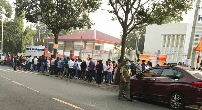 Hàng trăm phụ huynh xếp hàng từ đêm đến sáng để mua hồ sơ nhập học cho con em