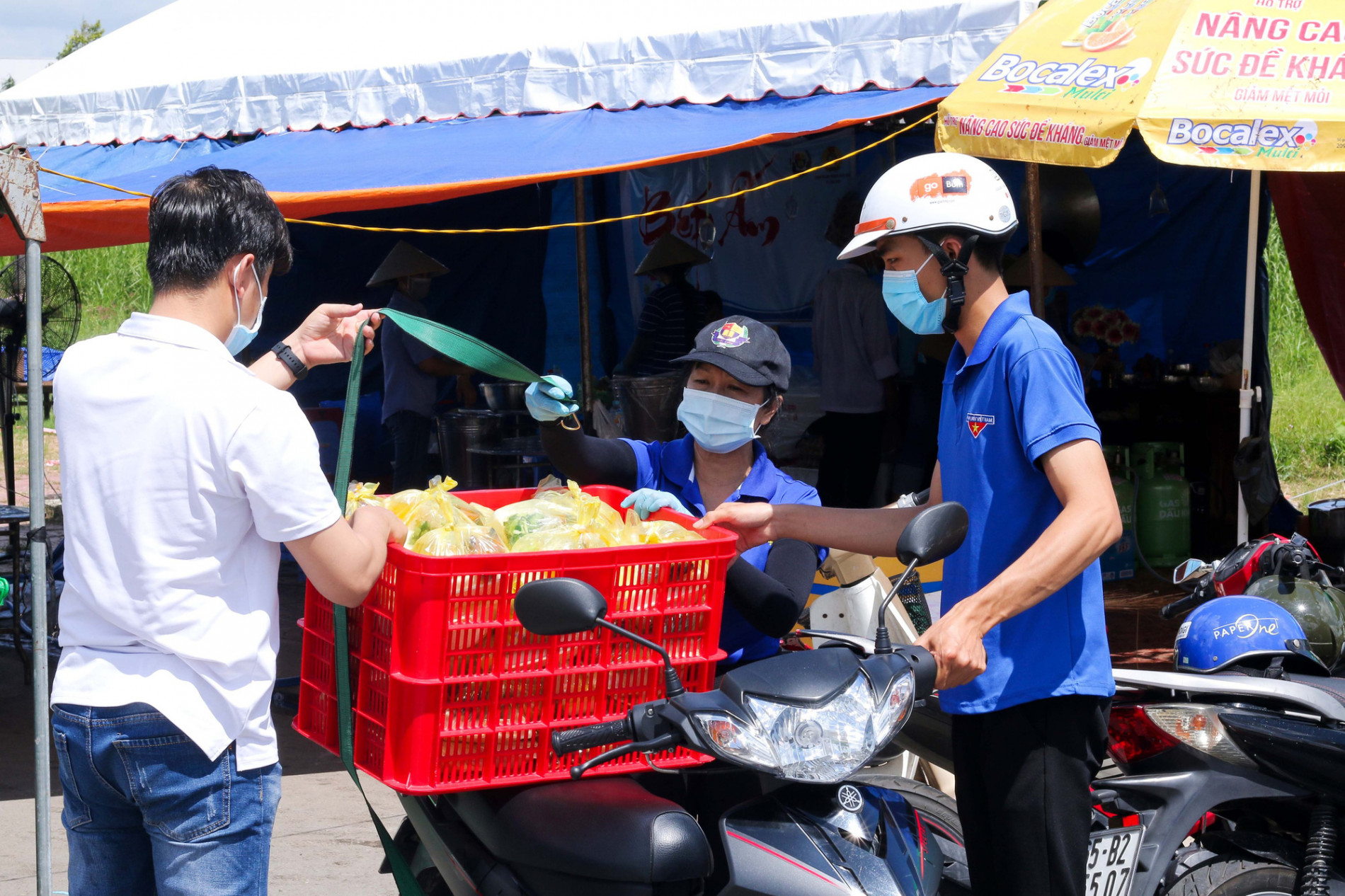 Cần Thơ: “Bếp ấm” làm ấm lòng chốt kiểm soát dịch - Ảnh 1.