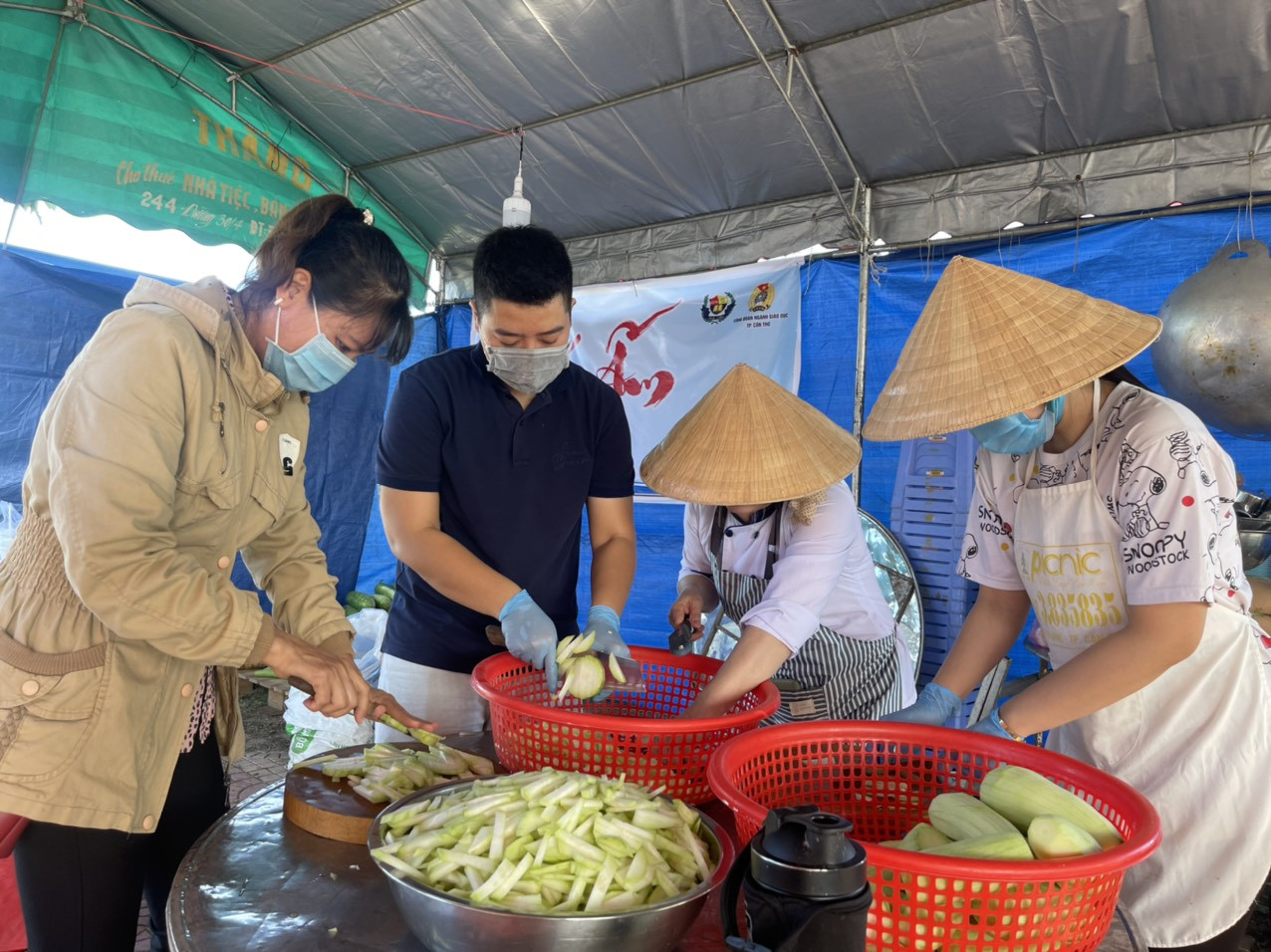 Cần Thơ: “Bếp ấm” làm ấm lòng chốt kiểm soát dịch - Ảnh 2.