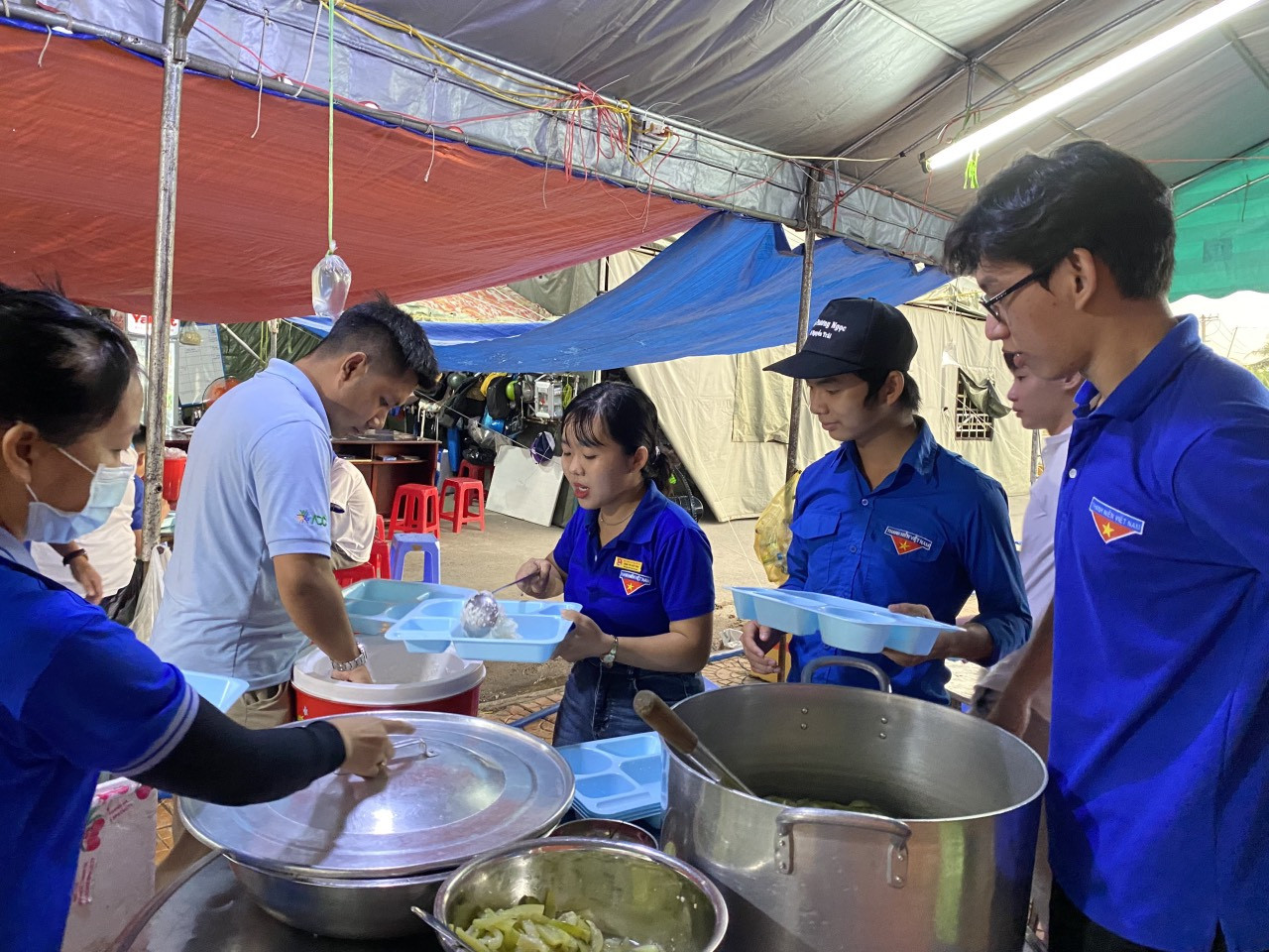 Cần Thơ: “Bếp ấm” làm ấm lòng chốt kiểm soát dịch - Ảnh 3.