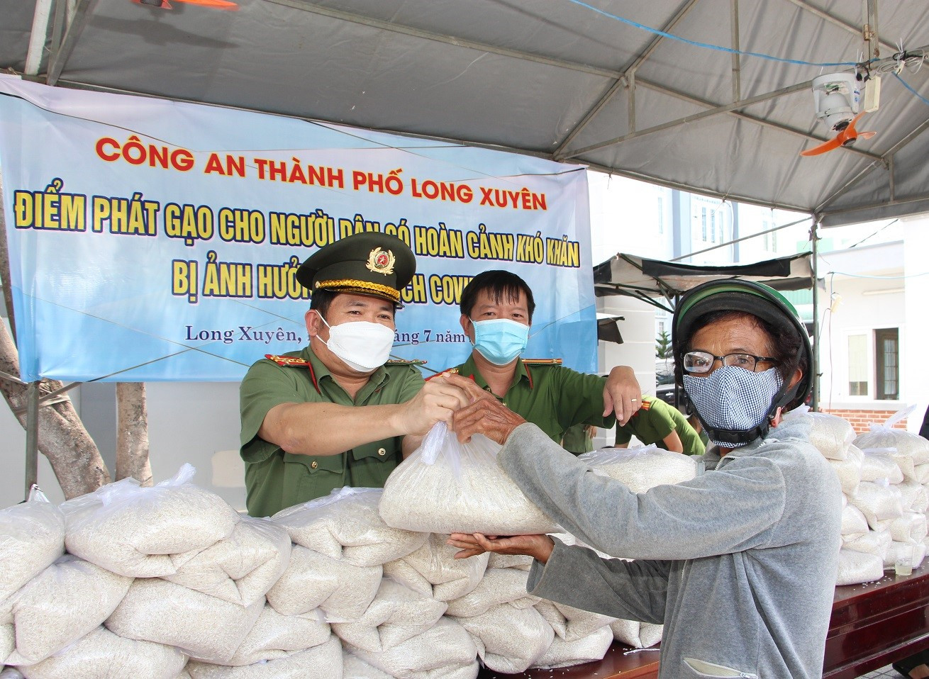 An Giang: Hạt gạo nghĩa tình giữa mùa dịch COVID-19 - Ảnh 1.