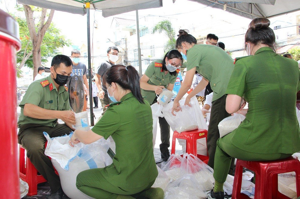 An Giang: Hạt gạo nghĩa tình giữa mùa dịch COVID-19 - Ảnh 2.