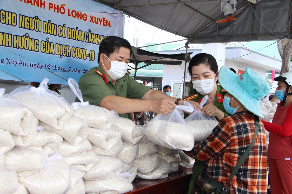 An Giang: Hạt gạo nghĩa tình giữa mùa dịch COVID-19 - Ảnh 3.
