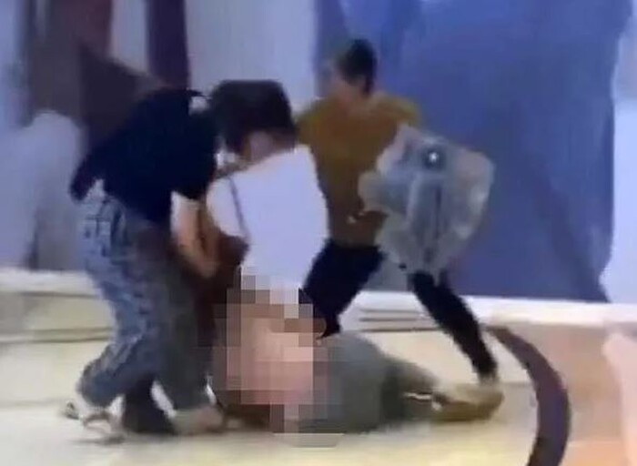 Đang tay trong tay với 'tiểu tam', gã chồng bị vợ và mẹ vợ bắt gặp, lao vào đánh ghen
