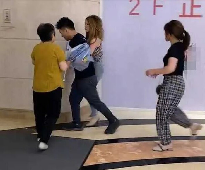 Đang tay trong tay với 'tiểu tam', gã chồng bị vợ và mẹ vợ bắt gặp, lao vào đánh ghen