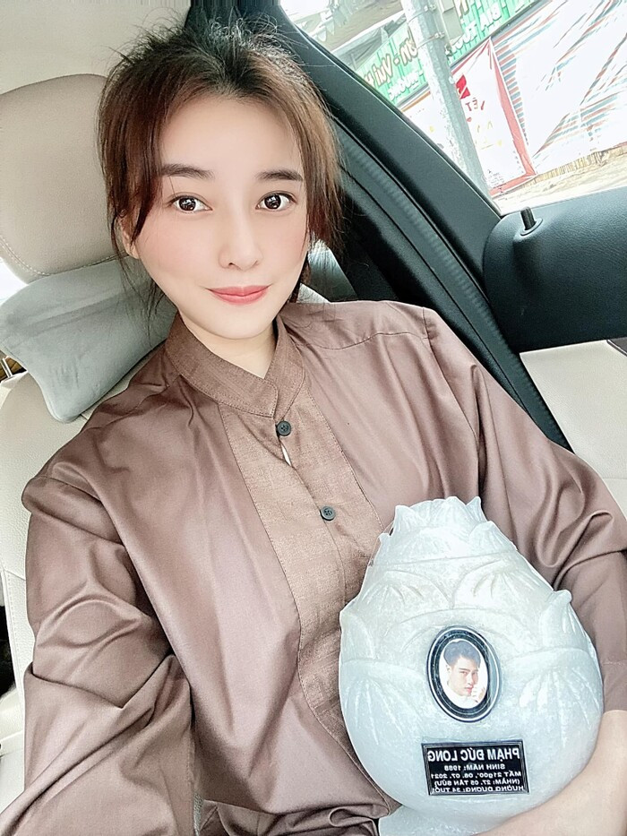 Xúc động khoảnh khắc Cao Thái Hà ôm tro cốt cố diễn viên Đức Long về nhà mới