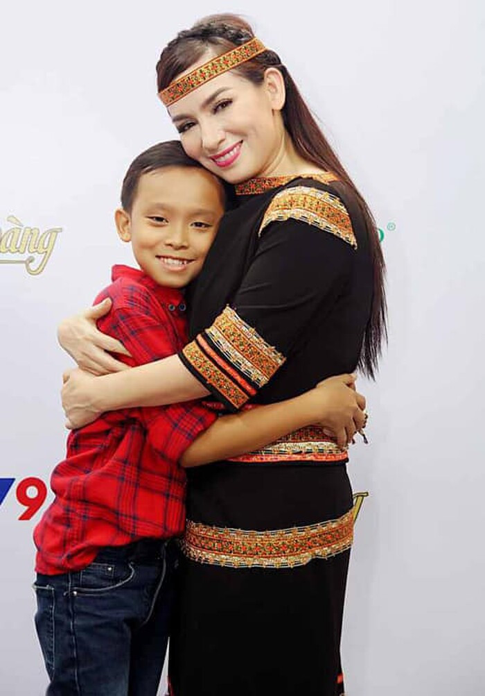Vừa than hết tiền, Phi Nhung đăng ảnh chuyển khoản làm từ thiện, còn nói 'đạo làm người' gây xôn xao