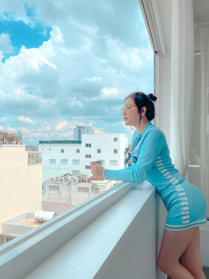 Lý Nhã Kỳ đăng ảnh hé lộ cảm xúc hiện tại sau ồn ào, dân mạng lại soi 'vòng 3 căng tràn'