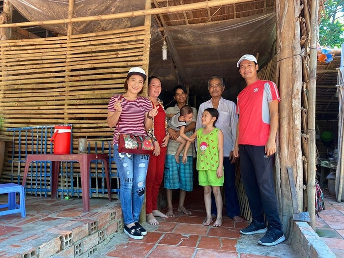 Cát Tường chuẩn bị cả xấp phong bì hỗ trợ người nghèo, 'dằn mặt' netizen tố nghệ sĩ không lo chống dịch