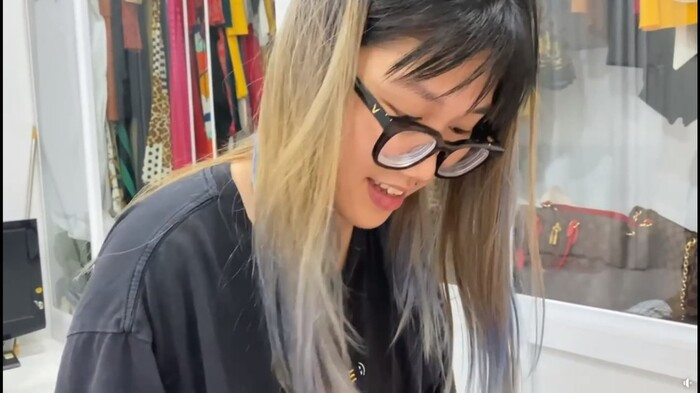 Cát Tường chuẩn bị cả xấp phong bì hỗ trợ người nghèo, 'dằn mặt' netizen tố nghệ sĩ không lo chống dịch
