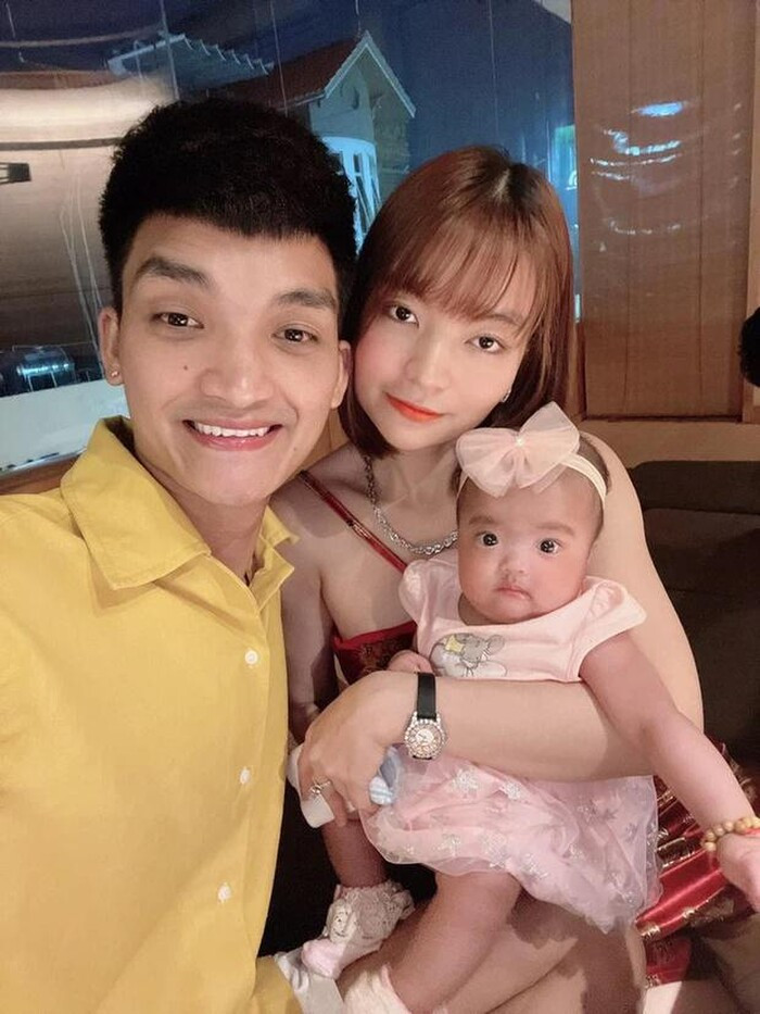 Mạc Văn Khoa cãi nhau 'tưng bừng' với anti-fan chỉ vì gọi con gái là 'cô hai bún đậu'