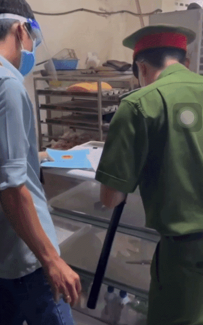 Sau vụ 'bánh mì không phải lương thực thiết yếu', xuất hiện clip Phó Chủ tịch phường xử phạt lò bánh mì Ảnh 2