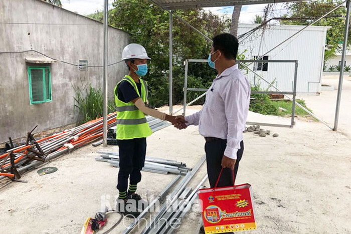 Vụ 'bánh mỳ không phải thực phẩm thiết yếu': Phó Chủ tịch P. Vĩnh Hòa đến công trường xin lỗi công dân Ảnh 1