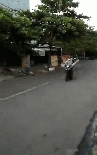 Clip: Nam thanh niên say xỉn chạy xe lạng lách, thách thức lực lượng chốt kiểm dịch Ảnh 1