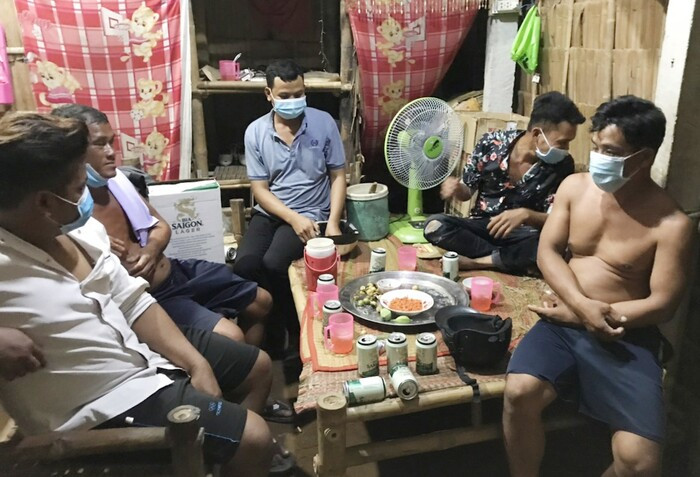 4 nam nữ tụ tập uống rượu bị phạt 68 triệu đồng Ảnh 1