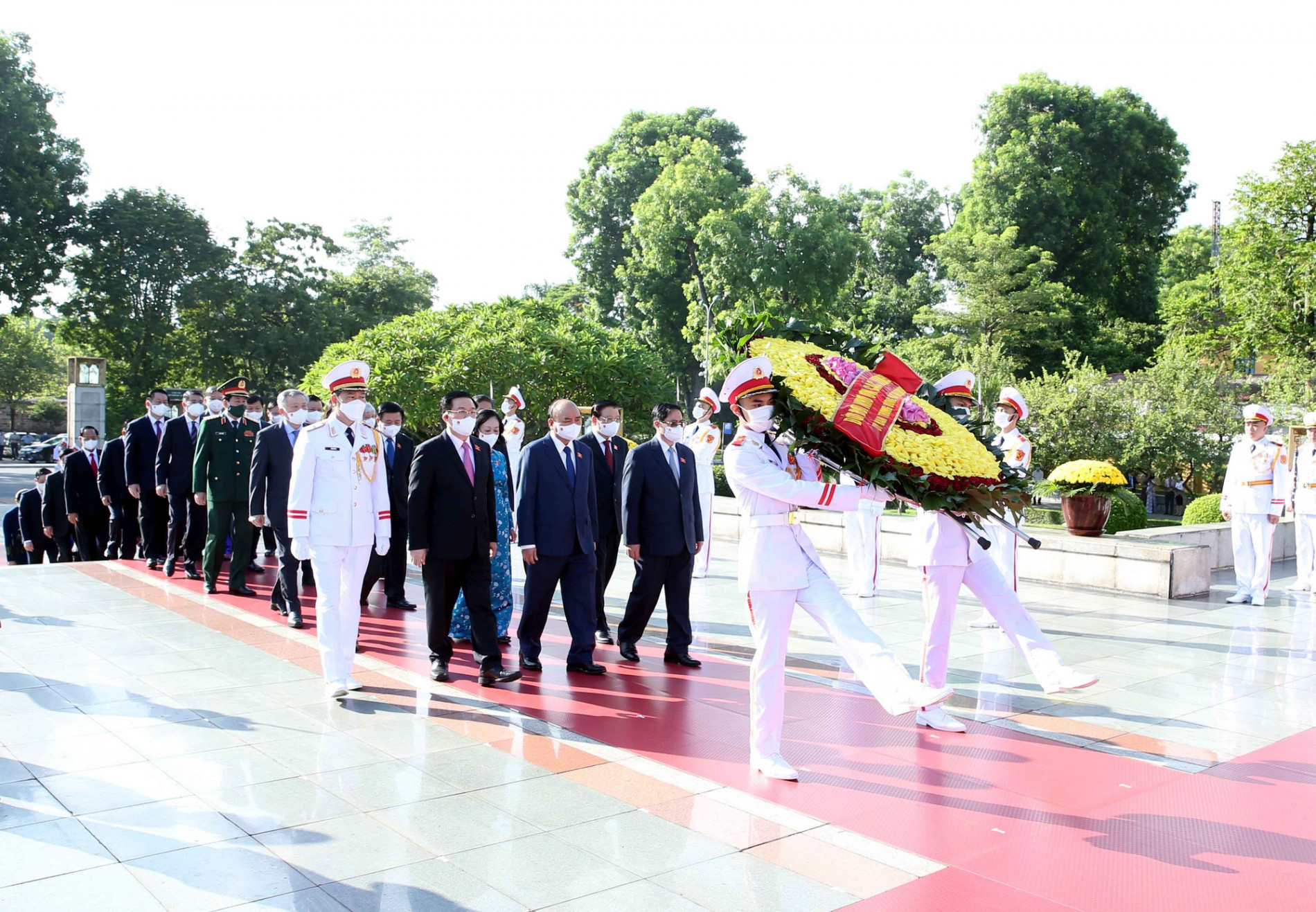 Chủ tịch Quốc hội: "Thực hiện bằng được mục tiêu các gia đình có công với nước đều có mức sống ngang bằng hoặc cao hơn mức sống trung bình" - Ảnh 2.