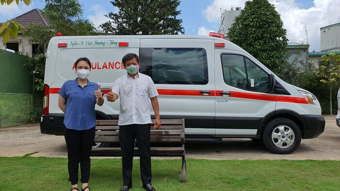 Nói là làm, Việt Hương chính thức tặng xe cứu thương gần 2 tỷ đồng làm từ thiện