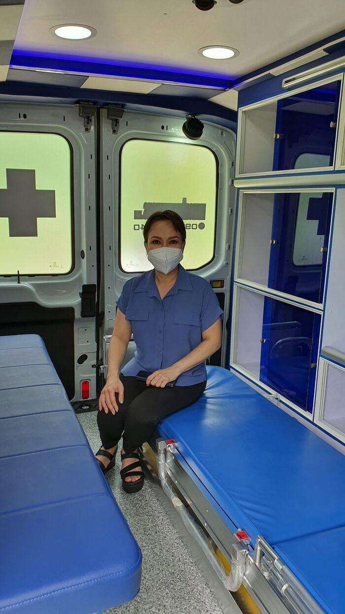 Nói là làm, Việt Hương chính thức tặng xe cứu thương gần 2 tỷ đồng làm từ thiện