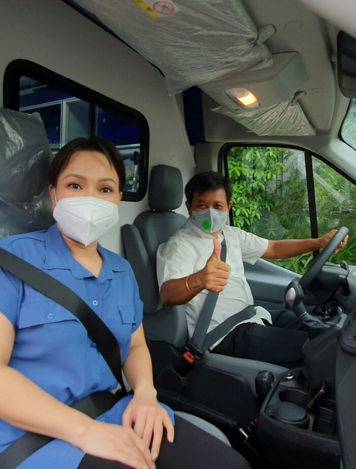 Nói là làm, Việt Hương chính thức tặng xe cứu thương gần 2 tỷ đồng làm từ thiện