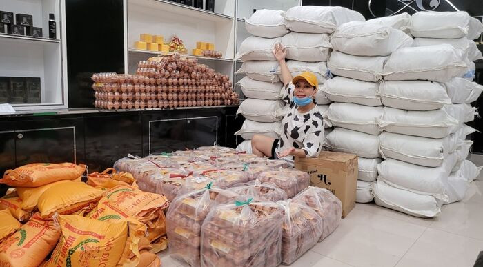 Nói là làm, Việt Hương chính thức tặng xe cứu thương gần 2 tỷ đồng làm từ thiện