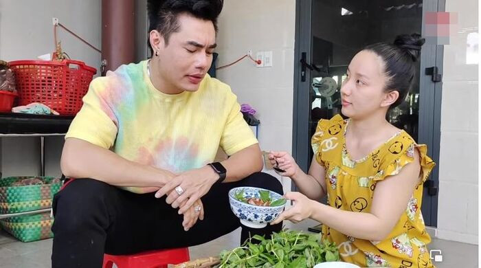 Liên tục ra clip ăn cơm Quỳnh Quỳnh nấu, Lê Dương Bảo Lâm bị chỉ trích không biết phụ vợ