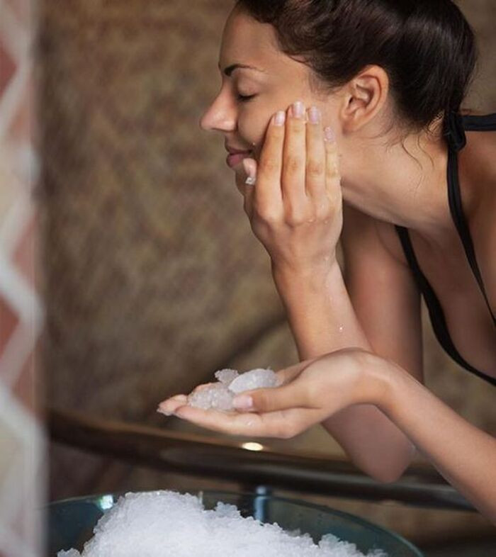Làm đẹp mùa giãn cách: Chăm sóc da bằng nước đá ngay tại nhà