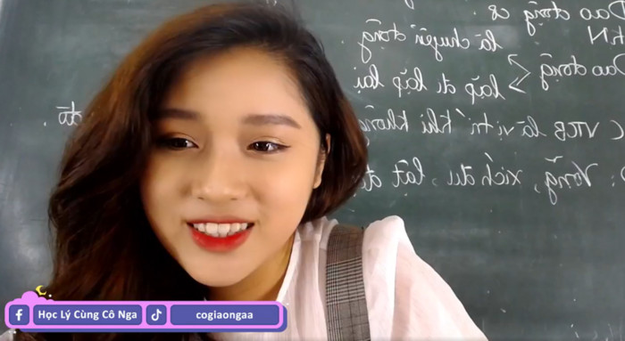 Cô giáo Minh Thu chưa 'hạ nhiệt' lại xuất hiện thêm cô giáo Vật lý khác cực xinh đẹp trên sóng livestream