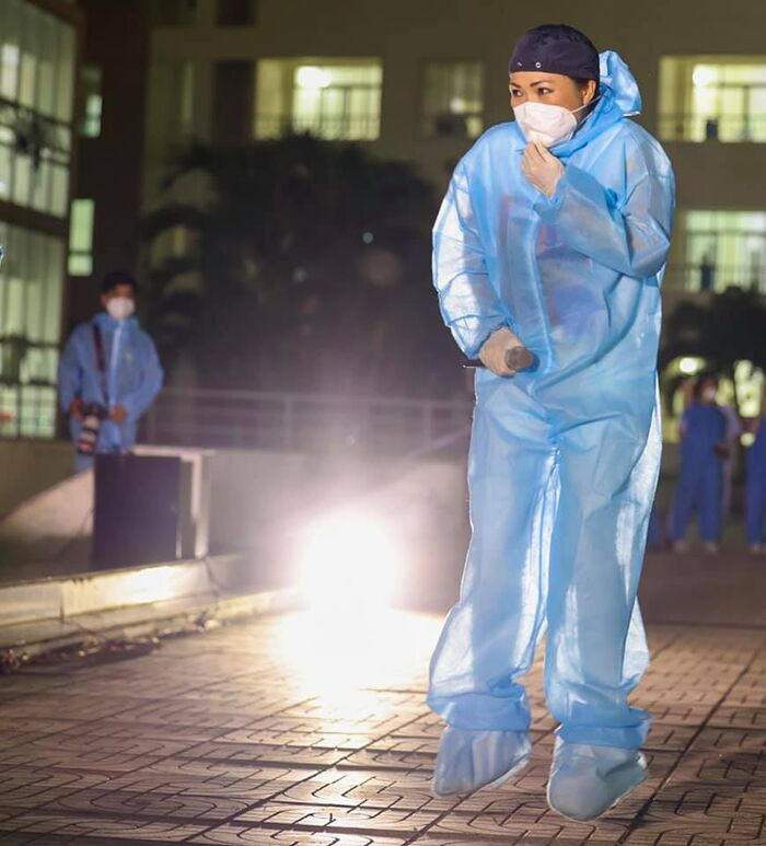 Phi Nhung gây chú ý với thái độ đặc biệt trước sân khấu của Phương Thanh tại bệnh viện dã chiến