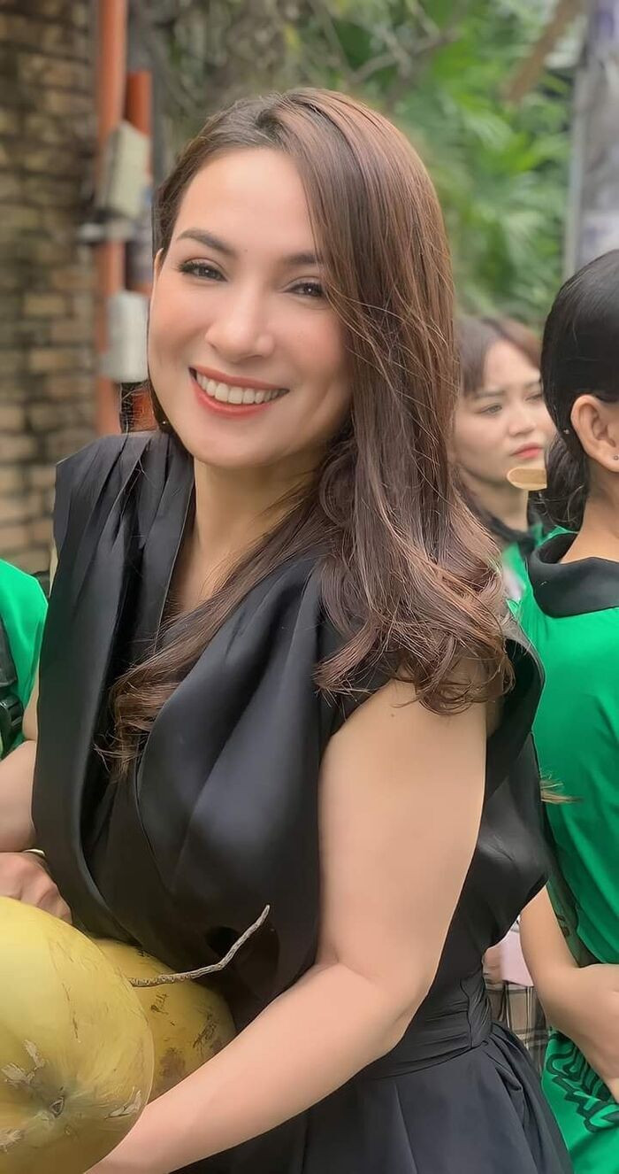 Phi Nhung gây chú ý với thái độ đặc biệt trước sân khấu của Phương Thanh tại bệnh viện dã chiến