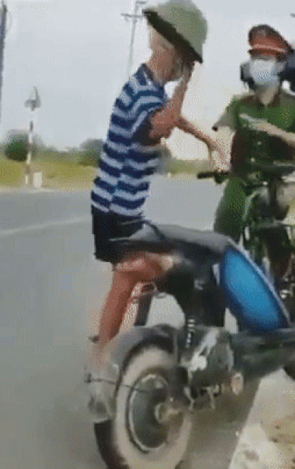 Cụ ông chửi bới, cầm mũ cối dọa đánh chiến sĩ công an: 'Già chín chục tuổi đầu rồi mà còn sợ trẻ con' Ảnh 1