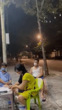 Ra đường không có lý do chính đáng, nhóm người say xỉn chửi bới: 'Cao lắm bao nhiêu đây 50 triệu' Ảnh 2